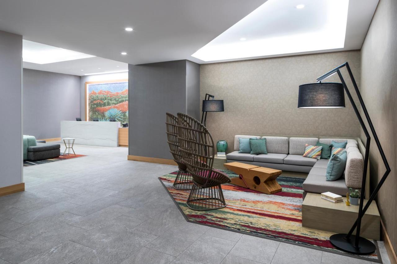 Hyatt Place Phoenix 4*