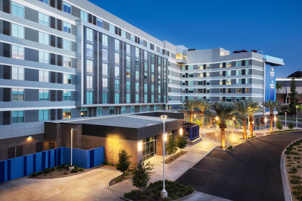 Hyatt Place Phoenix 4*