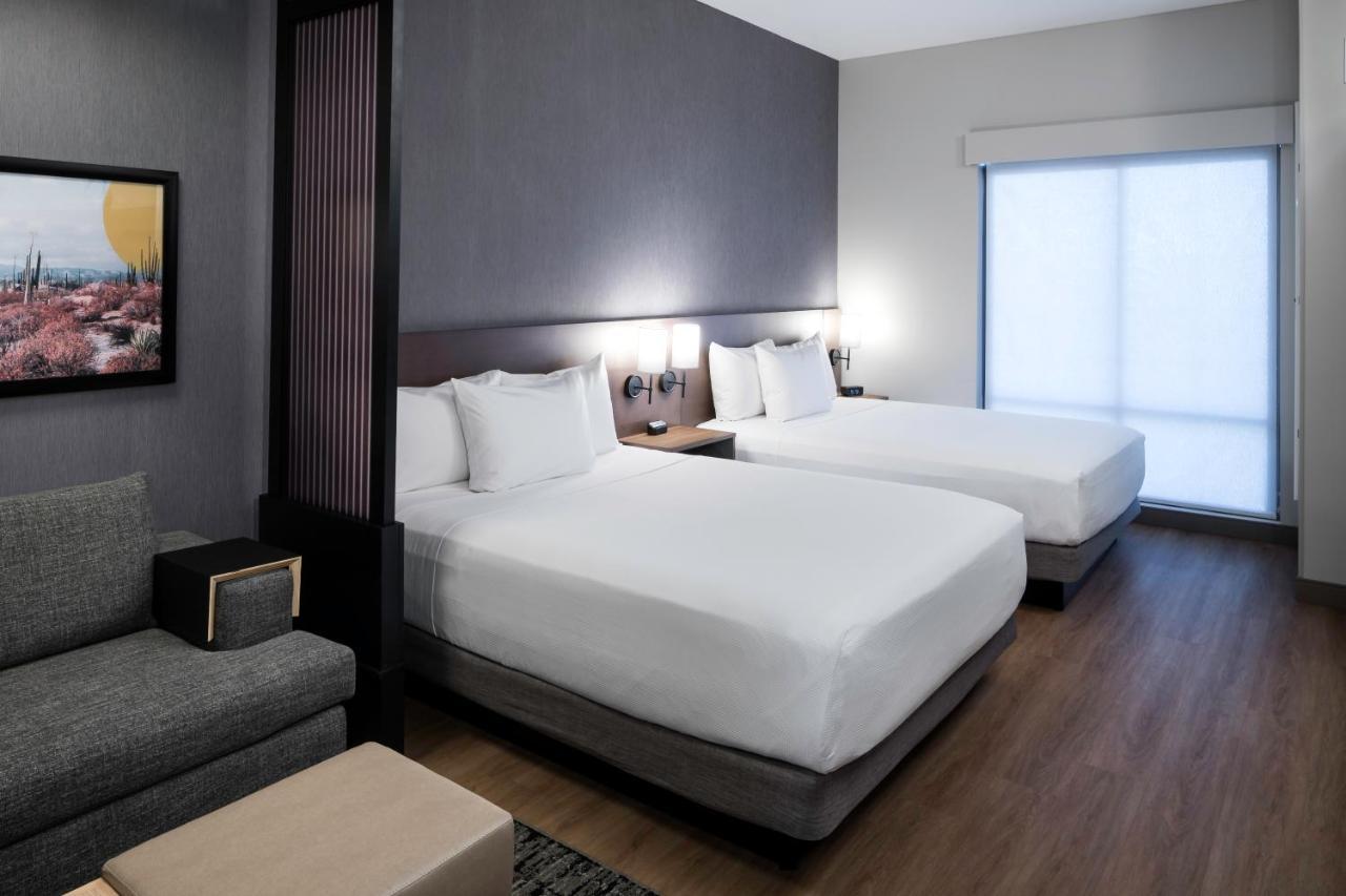 Hyatt Place Phoenix 4*