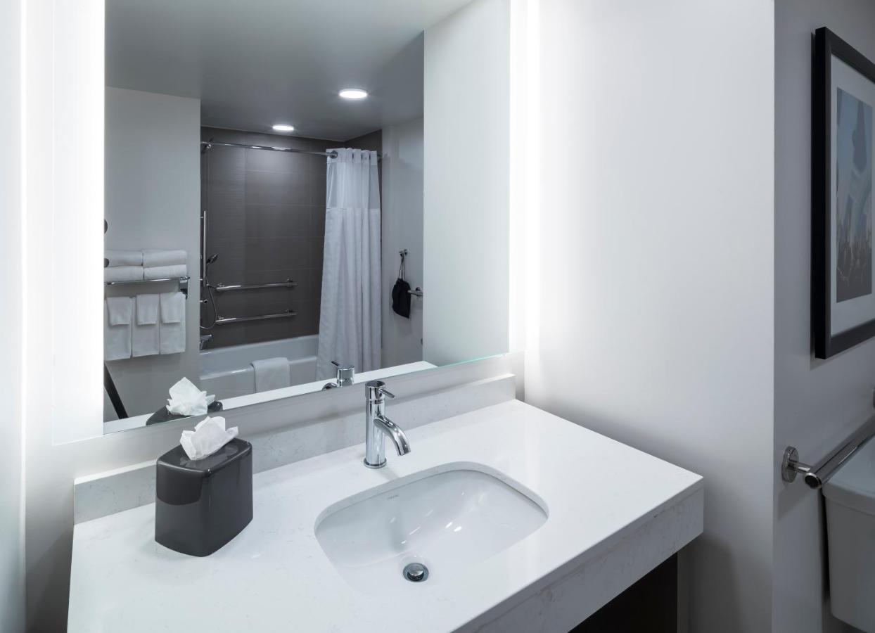 Hyatt Place Phoenix 4*